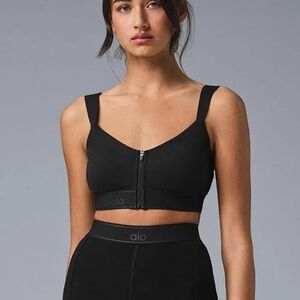 Gorgeous Alo yoga Alosoft Molded Showcase Bra Size Small in Black
